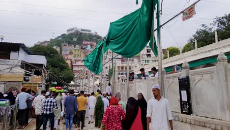 Menschen-Besuchen-Das-Alte-Sufi-Grab-Des-Sufi-Heiligen-Khawaja-Moinuddin-Chishti-Dargah-Am-Tag.-Das-Video-Wurde-Am-19.-August-2023-In-Khwaja-Gharib-Nawaz-Dargah-Sharif-In-Ajmer,-Rajasthan,-Indien,-Aufgenommen