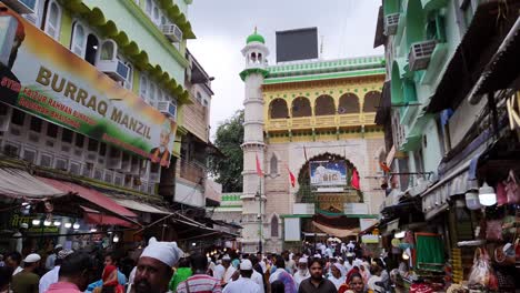 Menschen-Besuchen-Das-Alte-Sufi-Grab-Des-Sufi-Heiligen-Khawaja-Moinuddin-Chishti-Dargah-Am-Tag.-Das-Video-Wurde-Am-19.-August-2023-In-Khwaja-Gharib-Nawaz-Dargah-Sharif-In-Ajmer,-Rajasthan,-Indien,-Aufgenommen