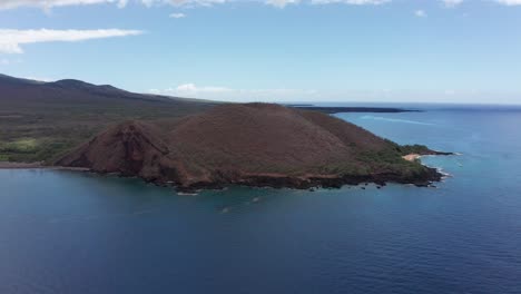 Descending-aerial-close-up-shot-of-the-volcanic-cinder-cone-Pu'u-Olai-near-Maluaka-Beach-on-the-southern-coastline-of-Maui,-Hawai'i