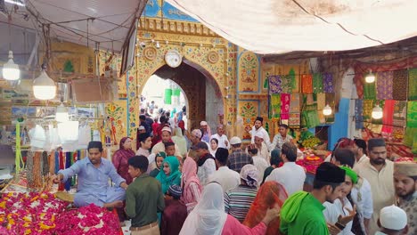 Personas-Que-Visitan-La-Antigua-Tumba-Sufí-Del-Santo-Sufí-Khawaja-Moinuddin-Chishti-Dargah-En-El-Día-El-Video-Se-Toma-En-Khwaja-Gharib-Nawaz-Dargah-Sharif-En-Ajmer-Rajasthan-India-El-19-De-Agosto-De-2023