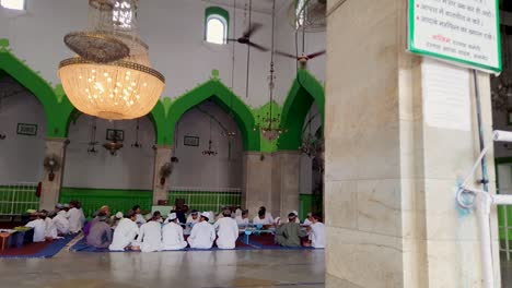 Muslimische-Madasha-In-Einer-Moschee-Für-Bildung-Aus-Einem-Anderen-Blickwinkel.-Das-Video-Wurde-Am-19.-August-2023-In-Khwaja-Gharib-Nawaz-Dargah-Sharif-In-Ajmer,-Rajasthan,-Indien,-Aufgenommen