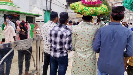 Personas-Que-Visitan-La-Antigua-Tumba-Sufí-Del-Santo-Sufí-Khawaja-Moinuddin-Chishti-Dargah-En-El-Día-El-Video-Se-Toma-En-Khwaja-Gharib-Nawaz-Dargah-Sharif-En-Ajmer-Rajasthan-India-El-19-De-Agosto-De-2023