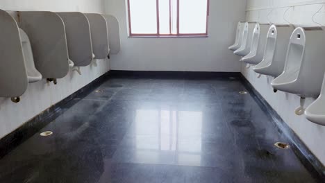 Leerer-Hygienischer-Urinaltopf,-Viele-Im-Waschraum-Am-Tag.-Das-Video-Wurde-Am-19.-August-2023-In-Pushkar,-Rajasthan,-Indien,-Aufgenommen