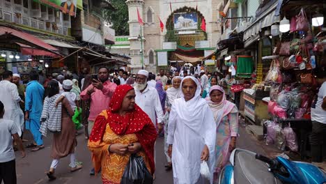 Menschen-Besuchen-Das-Alte-Sufi-Grab-Des-Sufi-Heiligen-Khawaja-Moinuddin-Chishti-Dargah-Am-Tag.-Das-Video-Wurde-Am-19.-August-2023-In-Khwaja-Gharib-Nawaz-Dargah-Sharif-In-Ajmer,-Rajasthan,-Indien,-Aufgenommen