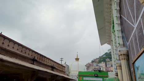 Anhänger-Versammelten-Sich-Zum-Bezahlen-Am-Alten-Sufi-Grab-Des-Sufi-Heiligen-Khawaja-Moinuddin-Chishti-Dargah.-Das-Video-Wurde-Am-19.-August-2023-In-Khwaja-Gharib-Nawaz-Dargah-Sharif-In-Ajmer,-Rajasthan,-Indien,-Aufgenommen