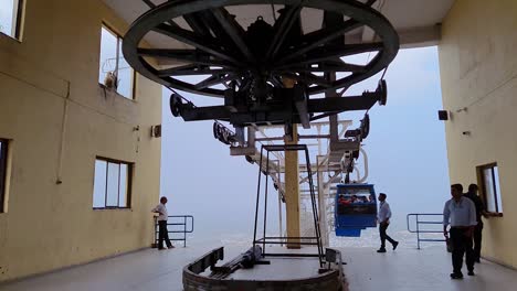 Teleférico-Con-Rueda-Giratoria-Eléctrica-En-La-Estación-Superior-De-La-Montaña-Del-Teleférico-Desde-Un-ángulo-Plano.-El-Vídeo-Se-Toma-En-Pushkar,-Rajasthan,-India,-El-19-De-Agosto-De-2023.