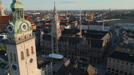 Aerial-view-of-the-Marienplatz-and-the-Neues-Rathaus,-sunset-in-Munich,-Germany