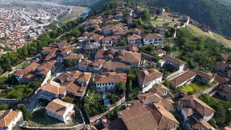 Casas-Tradicionales-De-Berat:-Un-Vistazo-Al-Interior-De-Los-Muros-Del-Castillo-Con-Mil-Ventanas,-Una-Fascinante-Experiencia-Del-Patrimonio-Albanés