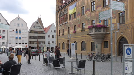 Passanten-Auf-Dem-Marktplatz-In-Der-Nähe-Des-Ulmer-Rathauses,-Rathaus-In-Ulm,-Deutschland---Statisch