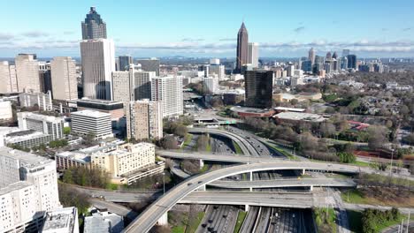 Drohnenaufnahme-Des-Autobahnverkehrs-Und-Der-Überführung-In-Der-Innenstadt-Mit-Blick-Auf-Die-Berühmten-Wolkenkratzer-Truist-Plaza-Und-Bank-Of-America-Plaza-Im-Hintergrund