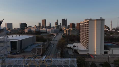 Luftaufnahme-Der-Verkehrsbewegung-über-Die-Atlanta-Olympic-Cauldron-Tower-Street-Mit-Blick-Auf-Berühmte-Wolkenkratzer-Und-Regierungsgebäude-Im-Hintergrund