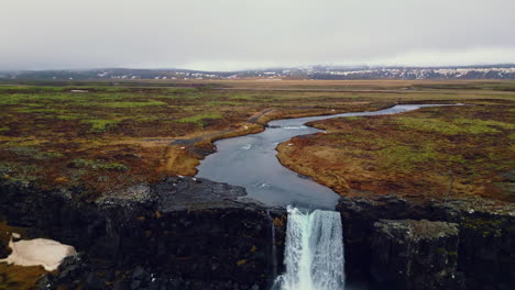 Toma-De-Drone-De-Una-Cascada-Islandesa.