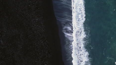 Luftaufnahme-Des-Isländischen-Schwarzen-Sandstrandes