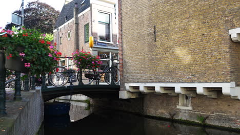 Vistas-Típicas-Del-Puente-Y-Del-Canal-Fluvial-En-Lange-Tiendeweg,-Gouda,-Holanda-Del-Sur,-Países-Bajos