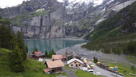Restaurante-De-Hotel-De-Montaña-En-El-Lago-Alpino-Oeschinen-En-Medio-De-Los-Alpes-Suizos-En-Kandersteg,-Suiza