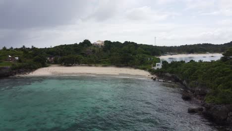 Bantigue-Cove-Beach-Resort-Auf-Der-Insel-Malapascua,-Leer-Und-Verlassen,-Mit-Privatem-Herrenhaus-Im-Hintergrund