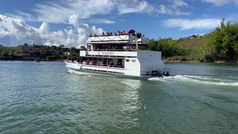 Turistas-Navegando-En-Un-Barco-A-Través-Del-Embalse-Del-Lago-Guatape-En-Un-Día-Soleado