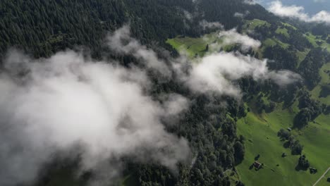 Vista-Aérea-De-Montañas-Místicas:-Capturando-La-Belleza-De-Picos-Y-Nubes-Verdes