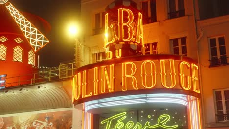 La-Vista-Cercana-De-Las-Luces-De-Neón-En-El-Moulin-Rouge-Presenta-Un-Espectáculo-Fascinante-De-Colores-Vivos-Y-Luminiscencia-Deslumbrante.