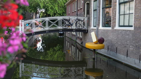 Kleine-Brücke-Mit-Spiegelung-über-Dem-Kanal-Im-Lange-Tiendeweg,-Gouda,-Südholland,-Niederlande