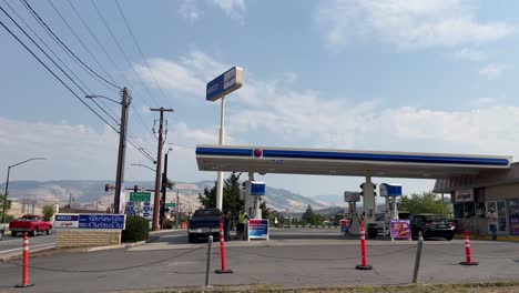 Cars-refilling-their-fuel-at-the-Arco-am-pm-gas-station-in-Ashland,-Oregon