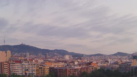 Eine-Wunderschöne-Weitwinkelaufnahme-Des-Viertels-Les-Corts-De-Sarria-Im-Großraum-Barcelona-Am-Abend,-Spanien