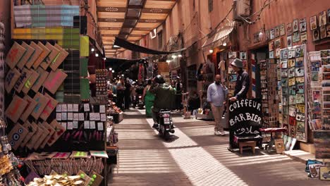 Ein-Mädchen-In-Einem-Sommerkleid-Wandert-Durch-Die-Lebhaften-Straßen-Der-Medina-Marokkos,-Wo-Farbenfrohe-Stände-Und-Kunsthandwerk-Eine-Authentische-Arabische-Basarszene-Schaffen,-Aufgenommen-Von-Hinten