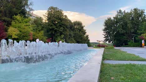 Dancing-fountain-at-the-plaza-in-downtown-Romania,-handheld-low-angle