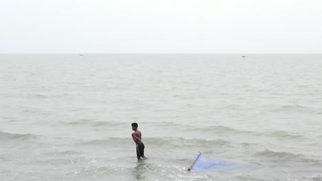 Bahía-De-Bengala,-Pescador-Con-Red-De-Pesca-Tradicional-En-La-Playa-De-Kuakata,-Bangladesh