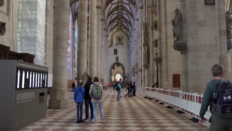 Tourists-admire-interior-of-Ulm-Minster-Lutheran-Church,-Ulm,-Germany