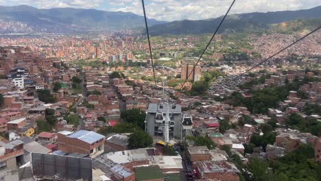 Cabina-Del-Teleférico-Ascendiendo-Sobre-El-Barrio-De-La-Comuna-13-En-Medellín
