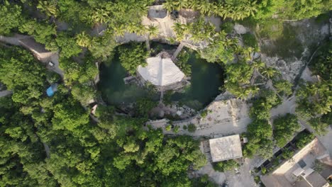 Absteigende-Luftaufnahme-über-Dem-Buuts&#39;-Ha&#39;-Cenote-Club,-Mexiko