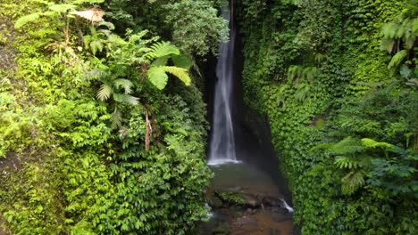 Leke-Leke-Wasserfall-Auf-Bali,-Indonesien,-Versteckt-Tief-In-üppiger-Tropischer-Dschungellandschaft-Und-Regenwaldvegetation
