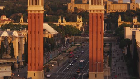 Die-Kamera-Zeigt-Bei-Sonnenuntergang-Die-Belebten-Straßen-Von-Barcelonas-Größtem-Platz,-Der-Placa-D&#39;Espanya