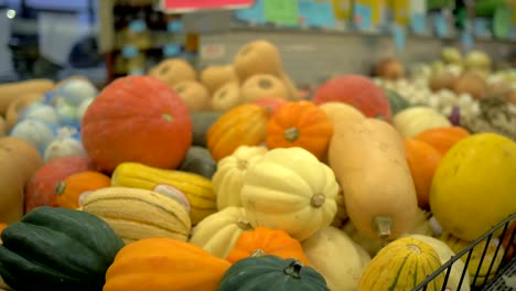 4k-Herbsternte-Kürbisse-Thanksgiving-Feiertagsdekor-Frisches-Obst-Lebensmittelgeschäft-Produzieren-Slider-Aufnahme