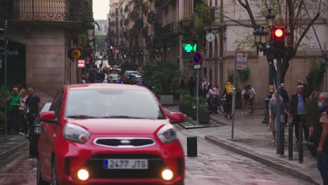 Calles-Concurridas-De-La-Calle-De-La-Princesa-Por-La-Noche-Con-Peatones-Cruzando-La-Calle