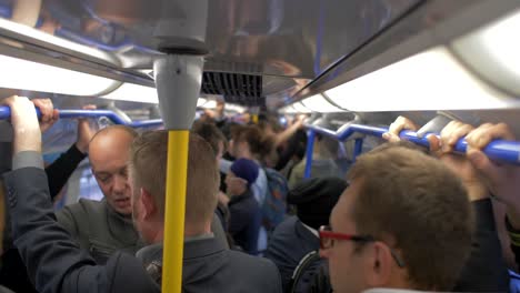 4k-Sistema-De-Metro-Lleno-Gente-En-Cámara-Lenta-Esperando-Transporte-Público-Londres