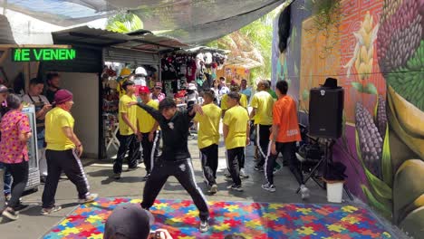 Group-of-artists-dancing-breakdance-together-for-tourists-in-Comuna-13-district,-Medellin