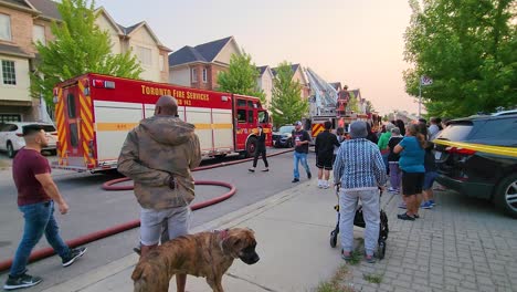 La-Multitud-Se-Dispersó-Lentamente-Después-De-Que-La-Brigada-Extinguiera-Con-éxito-Un-Incendio-Suburbano.