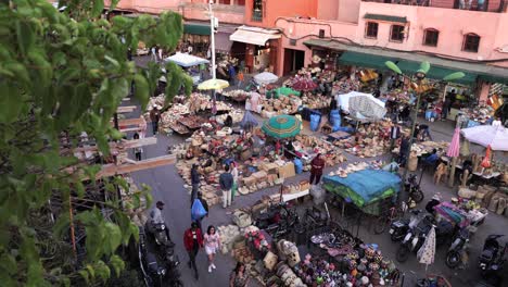 Experimentar-El-Encanto-Exótico-De-Un-Bazar-Oriental-En-El-Concurrido-Mercadillo-Al-Aire-Libre-De-Marrakech,-Donde-Se-Vende-Artesanía-árabe-Tradicional