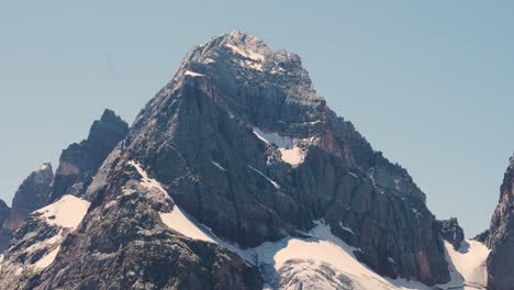 Wunderschöne-Bergklippe-In-Der-Unteren-Himalaya-Region---Bergkegel-In-Kaschmir,-Umgeben-Von-Gletschern