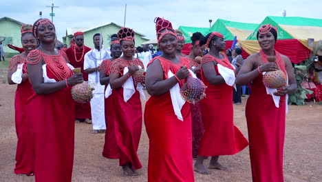 Mujeres-De-La-Tribu-Benin-En-Un-Festival-De-Danza-Tradicional---Cámara-Lenta