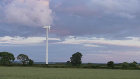 Windmühle-In-Leerer-Landschaft,-Windkraftanlagen,-Windkraftwerk-Auf-Der-Grünen-Wiese