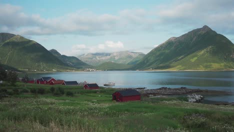 Malerische-Aussicht-Auf-Das-Dorf-Medby-Auf-Den-Senja-Inseln,-Norwegen