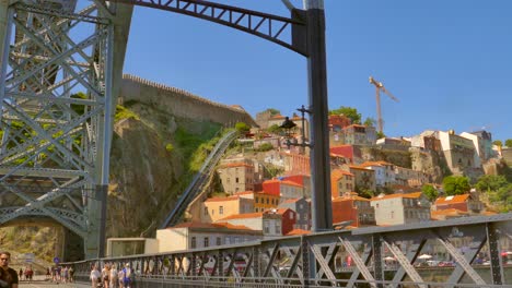 Menschen,-Die-Auf-Der-Fußgängerbrücke-Der-Dom-Luis-I-Brücke-Spazieren-Und-Die-Stadt-Porto-In-Portugal-Besichtigen