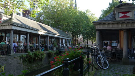 Visbank-Cafe-And-Restaurant-By-The-Gouwe-Canal-In-Gouda,-Netherlands