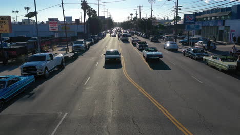 Flying-over-old-cars-driving-on-the-streets-of-sunny-Los-Angeles,-USA---Aerial-view