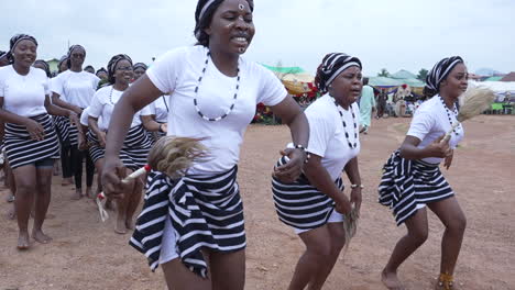 Bailarines-Culturales-De-La-Tribu-Tiv-En-Nigeria-Bailando-En-Cámara-Lenta
