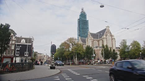 Vista-De-La-Calle-Del-Centro-De-La-Ciudad-De-Amsterdam-Con-Una-Imponente-Westerkerk-Al-Fondo