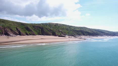 Eine-Luftdrohne-Fängt-An-Einem-Sonnigen-Sommertag-Die-Landschaftliche-Schönheit-Von-Whitsand-Beach-An-Der-Küste-Cornwalls-Ein,-Eingebettet-Zwischen-Den-Klippen-Von-Cornwall,-England